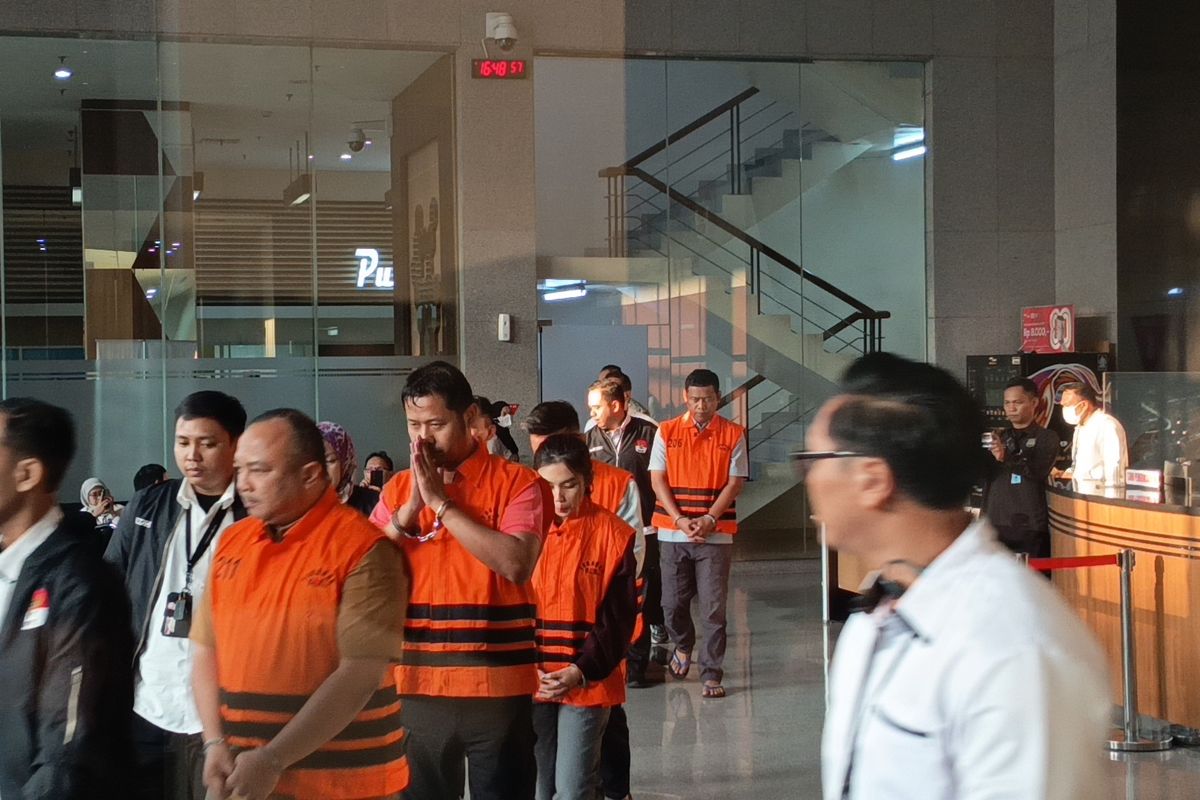 KPK Tahan 5 Tersangka Kasus Korupsi Dana Kebencanaan BNPB