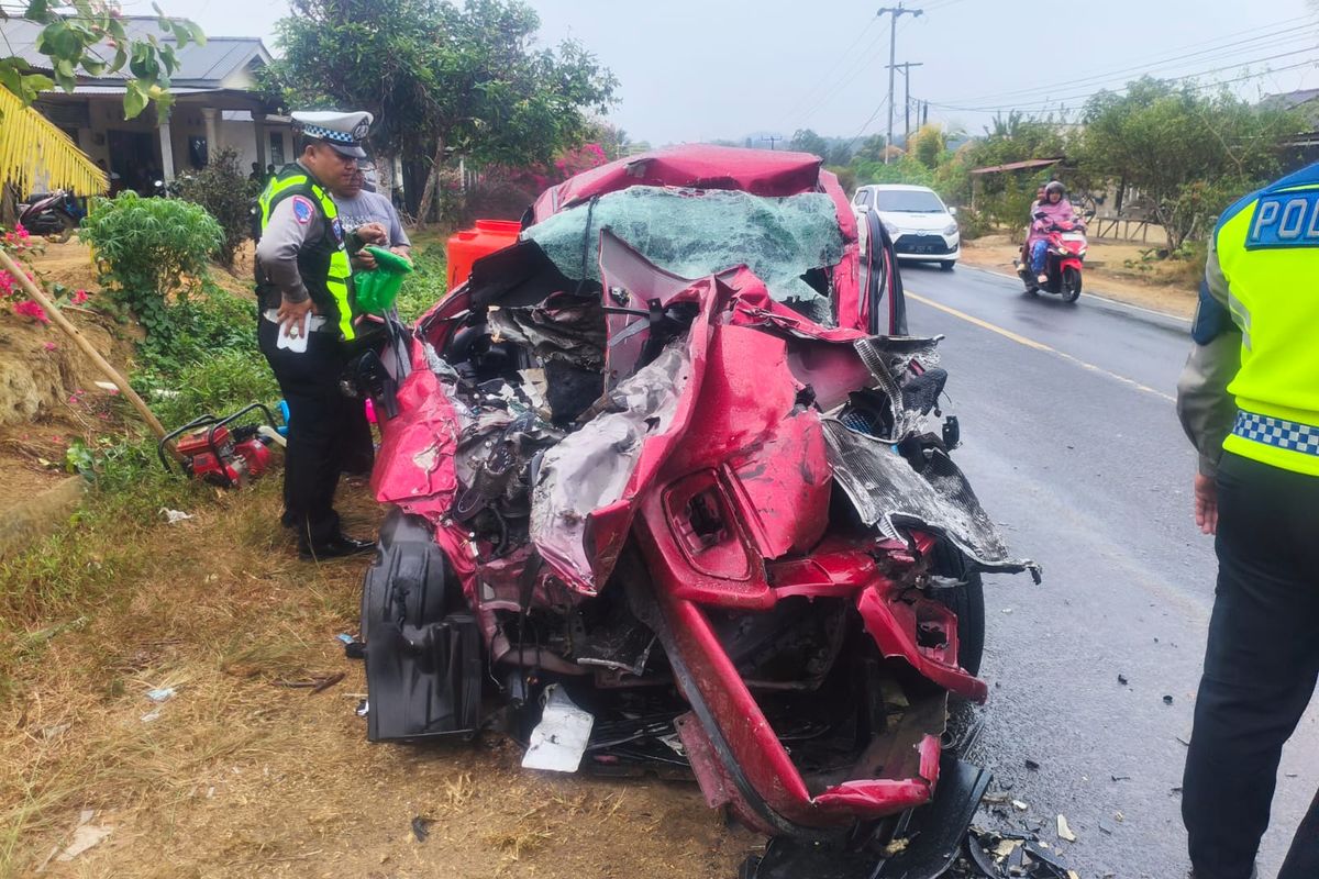 Kecelakaan antara Honda Brio dan truk Fuso di Desa Jelutung, Bangka Tengah, menewaskan empat orang dari satu keluarga pada 24 Oktober 2026.