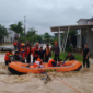 Alt Gambar: Personel Brimob Polda Sumbar mengevakuasi warga saat banjir melanda Kota Padang