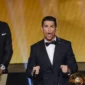 Cristiano Ronaldo mengangkat trofi Ballon d'Or 2008 setelah terpilih sebagai edisi terbaik sepanjang masa dalam voting BOAT